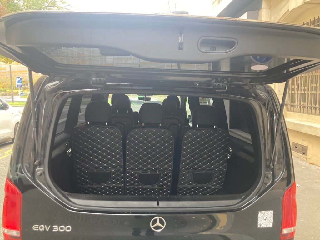Coffre ouvert du Mercedes Classe V avec l'espace bagages pour un transfert aéroport