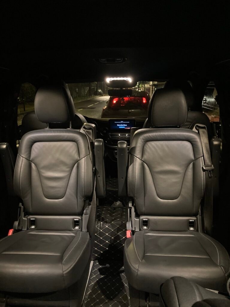 Sièges avant en cuir noir du van Mercedes Classe V utilisé par Meers VTC