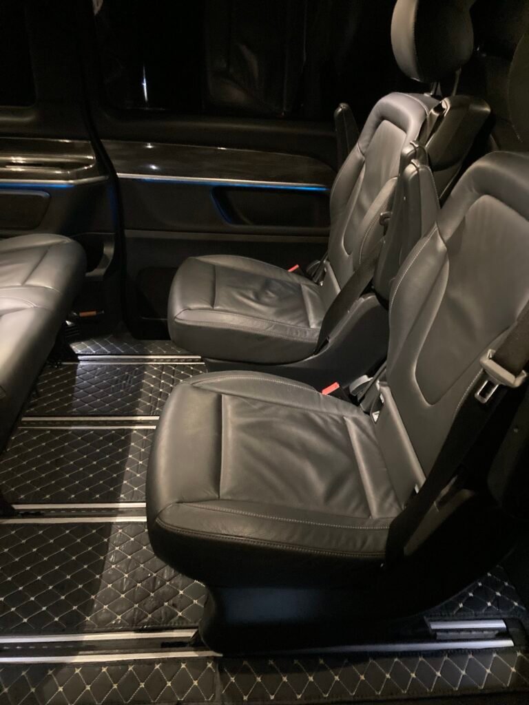 Sièges passagers en cuir du van Mercedes Classe V, avec tapis de sol matelassés