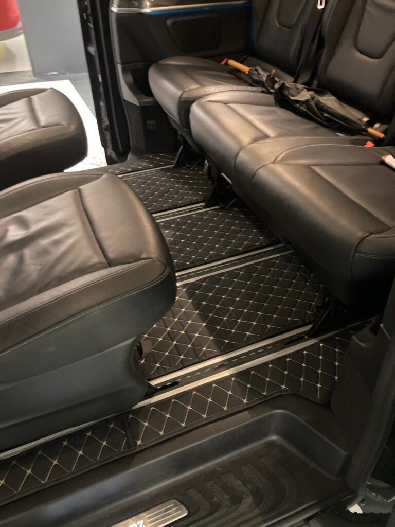 Banquettes en cuir et tapis de sol du van VTC Mercedes Classe V