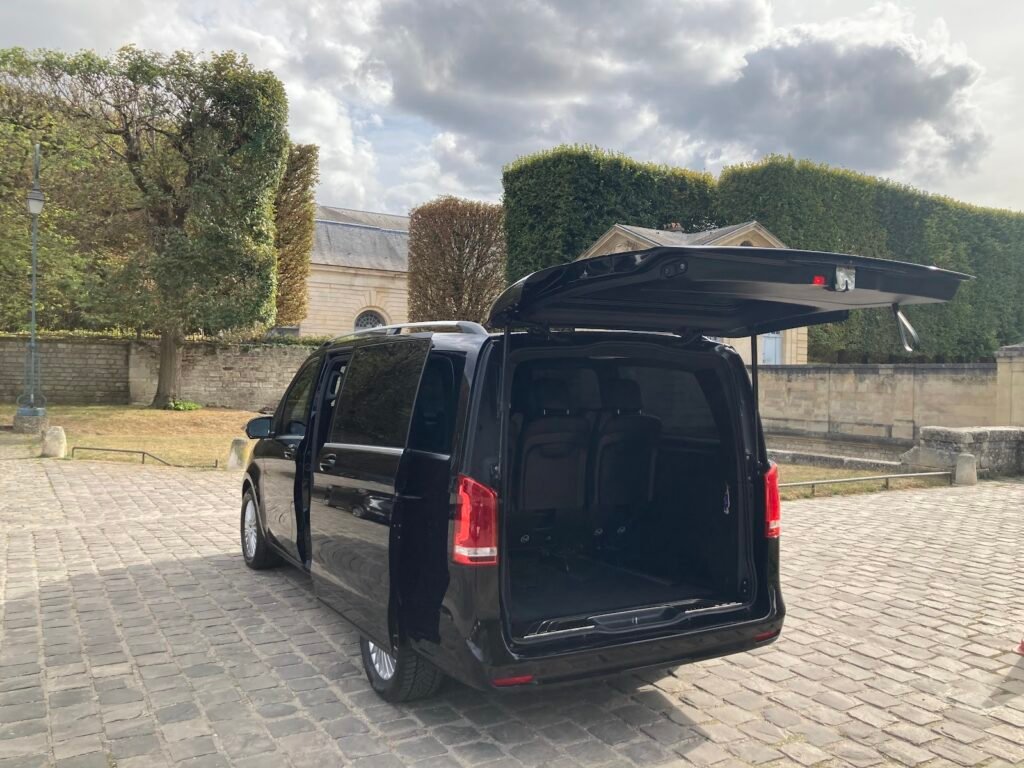Tarif vtc paris : Van Mercedes Classe V avec le hayon ouvert, prêt à charger les bagages, en Île-de-France