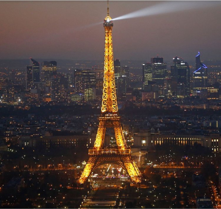 Tour Eiffel illuminée et quartier d'affaires de La Défense, vue de nuit sur Paris